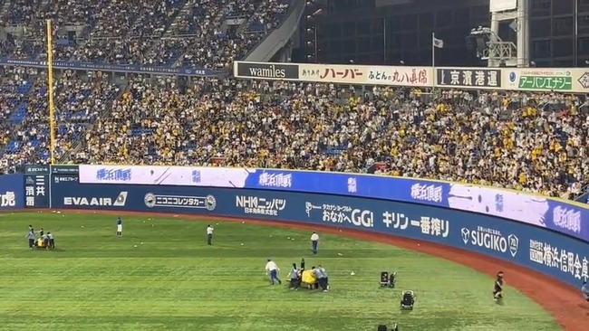 【悲報】阪神ファンさん、スタンドにゴミを投げまくるwwwwwwwww
