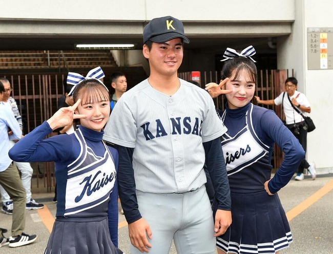 【画像】チアガールと写真を撮る金丸夢斗くん