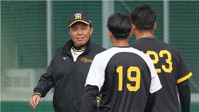 阪神・岡田彰布監督、紅白戦で敗れたチームは「芝生の整備とかな。阪神園芸に一日入れて…」