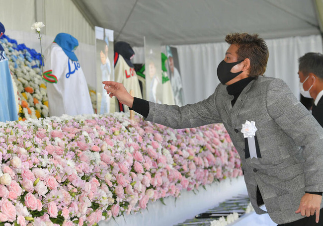 新庄剛志ビッグボス流献花でお別れ　祭壇の野村克也氏の写真に花を投げる