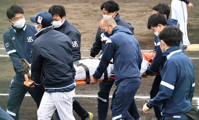 【悲報】ヤクルト・ドラ２丸山、相手選手と交錯し負傷 救急車で運ばれる