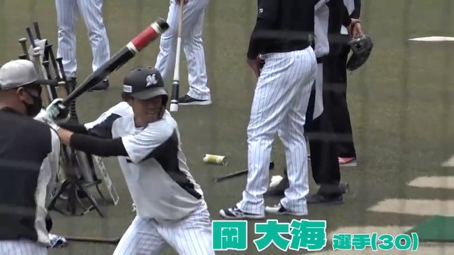 【朗報】千葉ロッテの打者陣、試合前に3キロの“鍛錬棒”を振り込んでいた