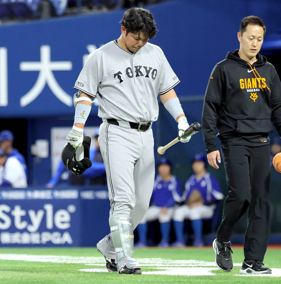 巨人・大城卓三が右膝自打球も気合の出場続行　田中将大が代わるまでは…途中交代までの舞台裏