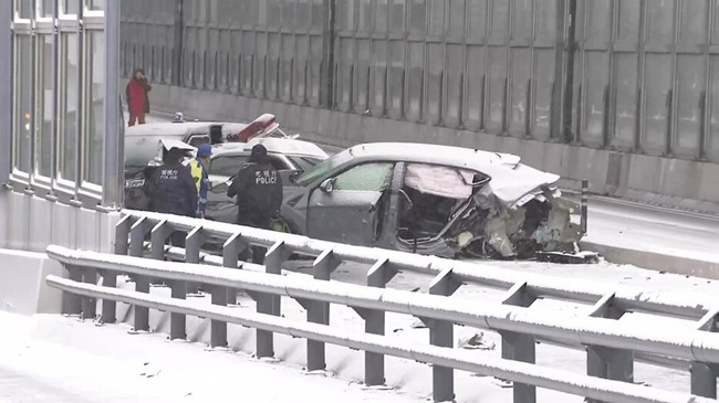 【悲報】東京でランボルギーニが警察官2人を轢き、車を置いて逃走中ｗｗｗ