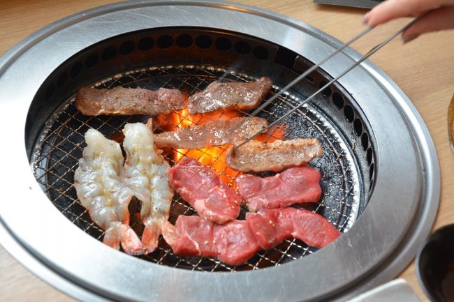 焼肉屋で一番最初に何のお肉頼む？