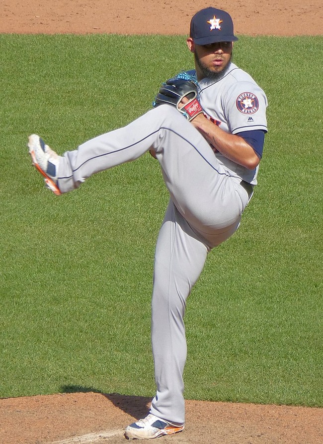 Roberto_Osuna_pitching_for_the_Houston_Astros_in_2019_(Cropped)