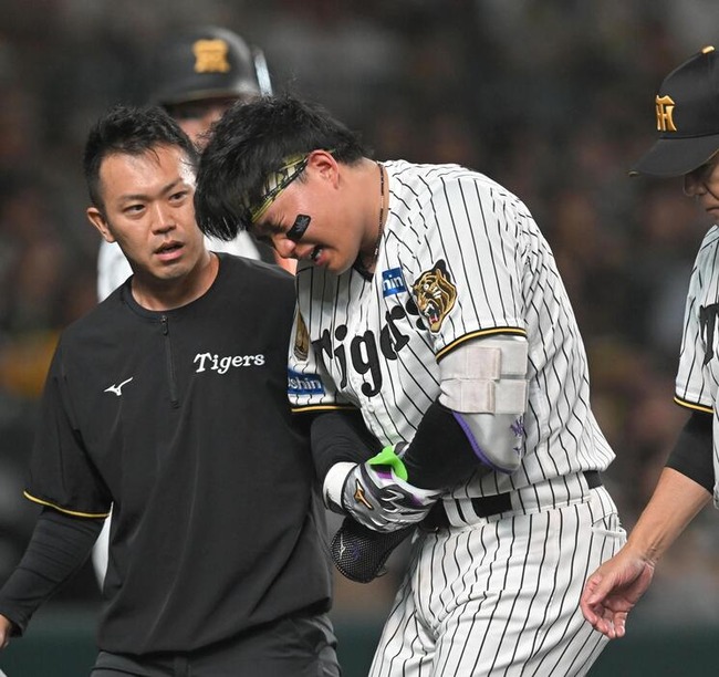 死球で負傷交代の阪神・森下「様子を見てという感じです」と話してクラブハウスへ　患部にアイシング　七回に巨人・赤星の１４８キロが直撃