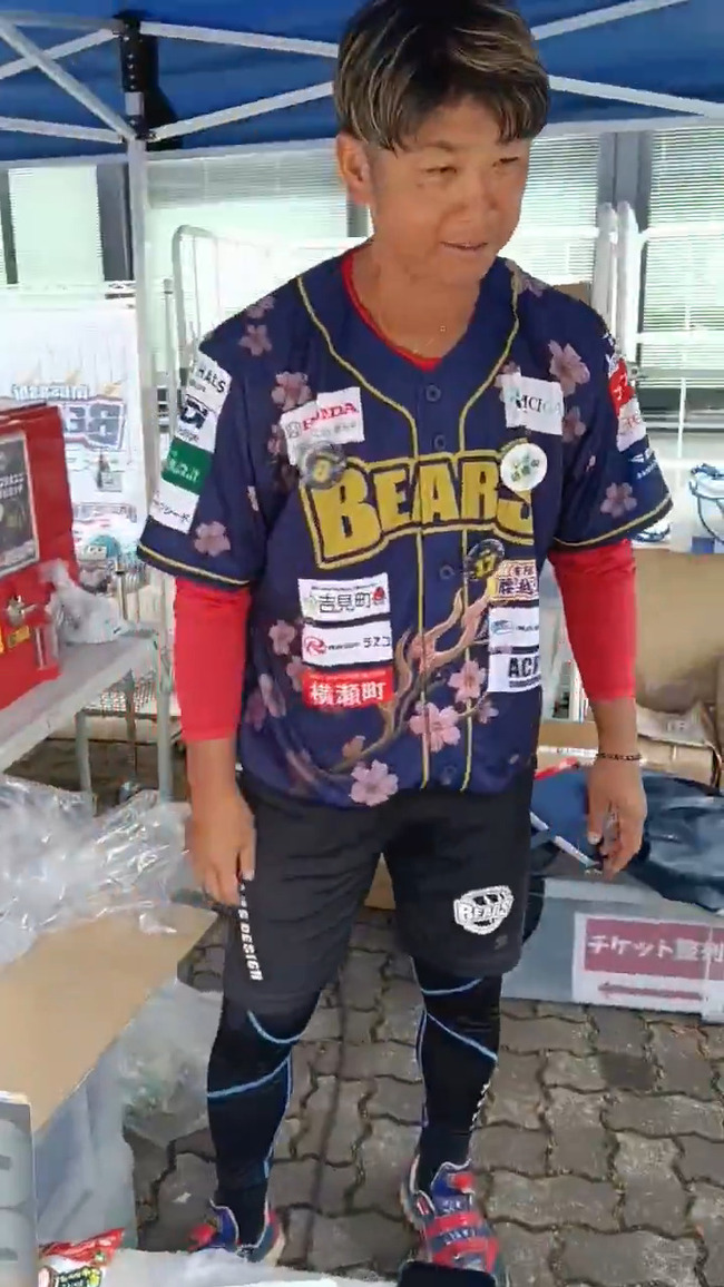 清田育宏さん、独立リーグで売店の店員をする 清田育宏さん、独立リーグで売店の店員をする