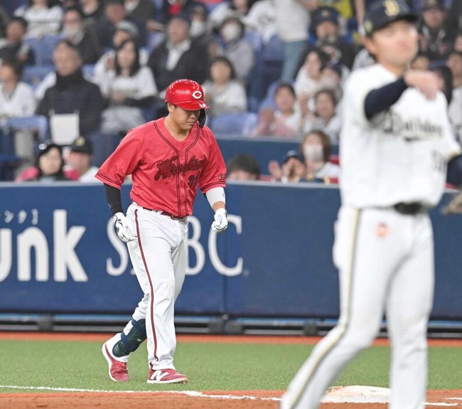 広島・新井監督、今年は鬼になる。無死一二塁でバントのサインを無視し打った（結果・併殺）石原に激怒