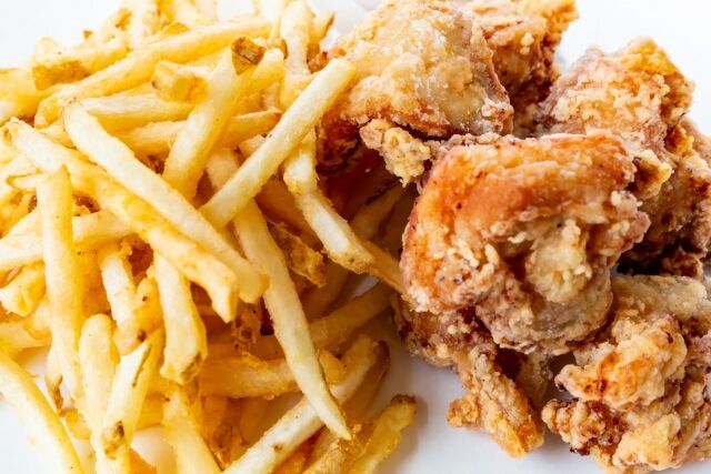 食べ放題でフライドポテトと唐揚げばかり食べてるおじさんいるでしょ？