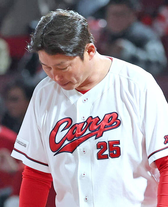 新井貴浩、小園の守備にちょっと怒る「しょうがなくはないでしょう。ホーム球場なんだから。そこは集中してやってもらいたい」のサムネイル