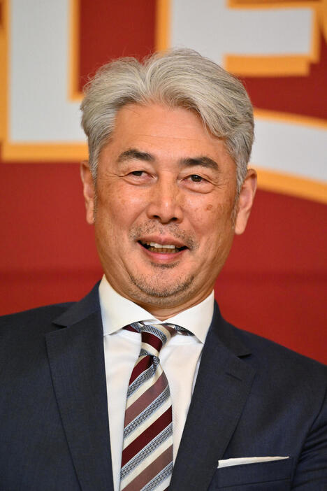三木谷オーナー、腹をくくる。吉井監督は長期政権になる見通し。「筑波大学の修士を取ってる優秀な人」のサムネイル