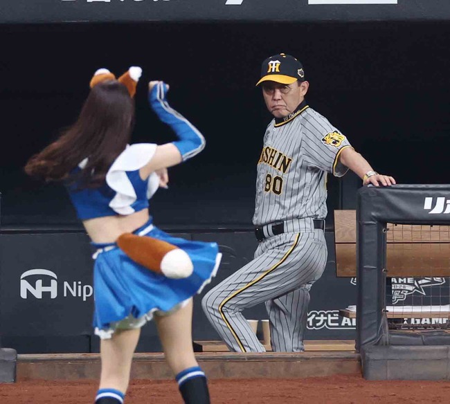【画像】キツネと相対する岡田監督