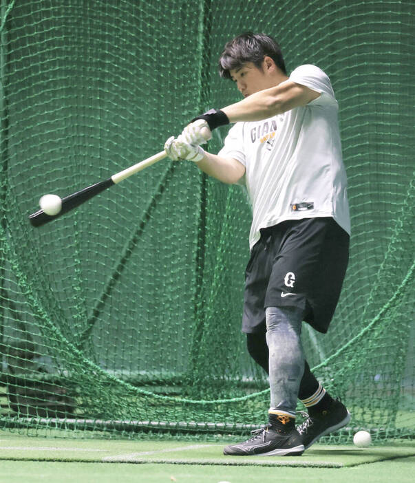 【巨人】日没後も振る、振る、振る！石塚裕惺が午後７時まで居残り練習　ＢＧＭは坂本勇人らの応援歌