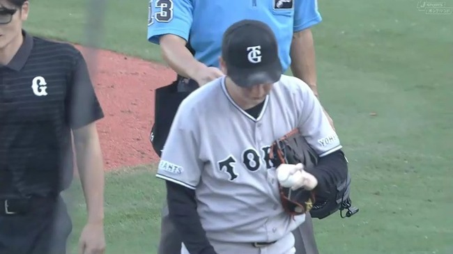 巨人　竹丸にアクシデントで緊急降板　スタンドが騒然　六回の投球中に足に異変か　足を伸ばす仕草も　ベンチへ下がる