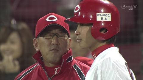 6997671-baseball-on-the-pitcher-s-mound-near-the-pitching-rubber