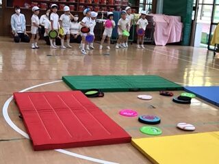 越智先生とフリスビー 南港幼稚園ブログ 越智先生とフリスビー 南港幼稚園ブログ