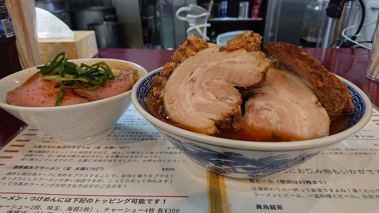 醤油ラーメン チャーシュー入り写真 セブンイレブン】「チャーシュー5枚のせ醤油ラーメン」チャーシュー5枚