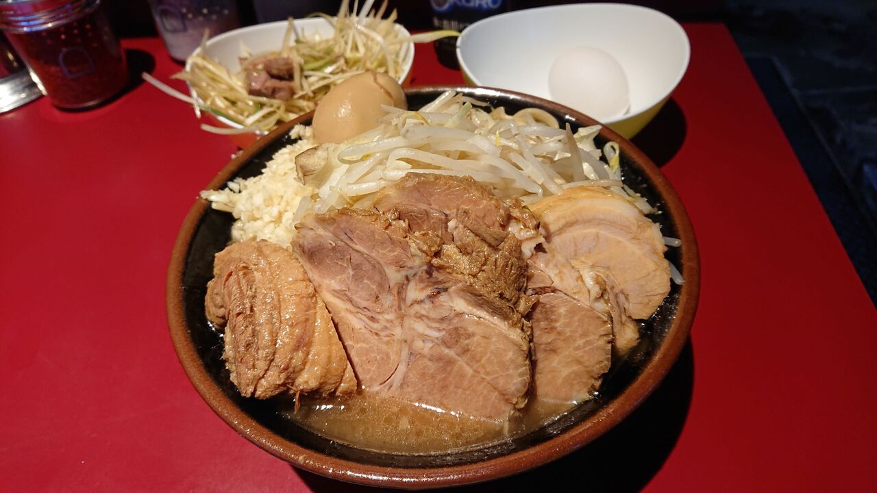 ラーメン二郎荻窪店 5回目 豚増しラーメン ニンニク 味付け玉子 生卵 ネギ 店頭自販機黒烏龍茶 不羈奔放 フリーダムなラーメンを主体とした記録