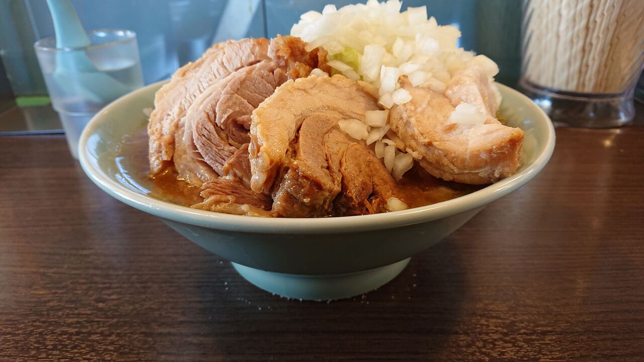 かじろうramen7 ラーメン小豚 240g 豚4枚 ニンニク 味付うずらの玉子5個 玉ねぎ 不羈奔放 フリーダムなラーメンを主体とした記録
