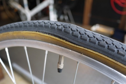 タイヤ 変形 空気の入れすぎ 自転車