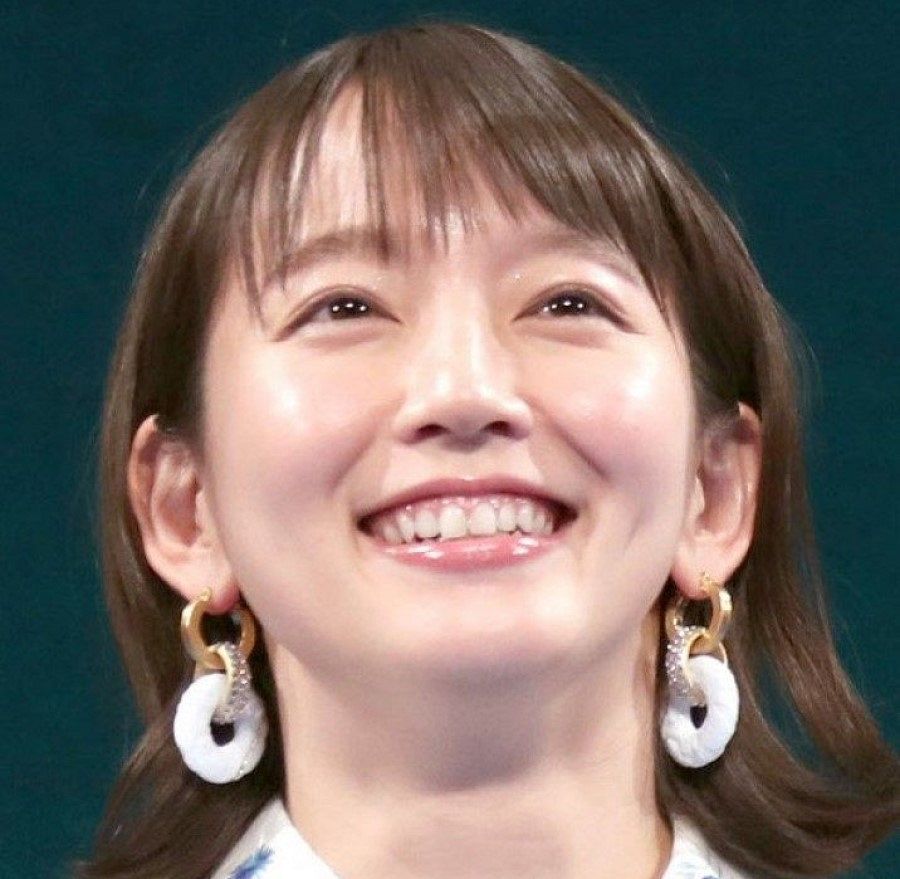 【芸能】吉岡里帆、タンクトップ＆ショーパンで寝そべり「あっついね」