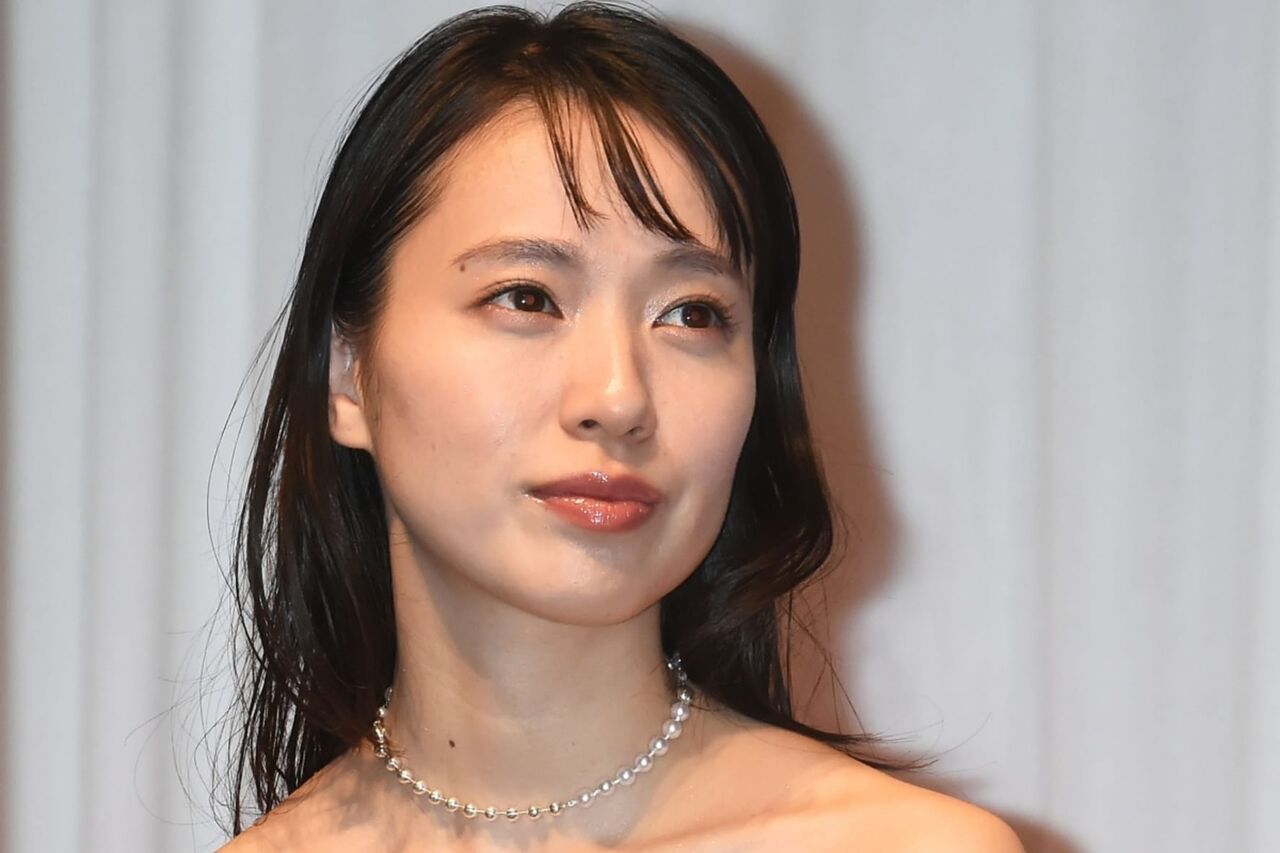 【芸能】女優・戸田恵梨香、高級中華店で独特の箸使い… クロス箸や咥え箸？ なぜ芸能人の食事マナーは注目されるのか