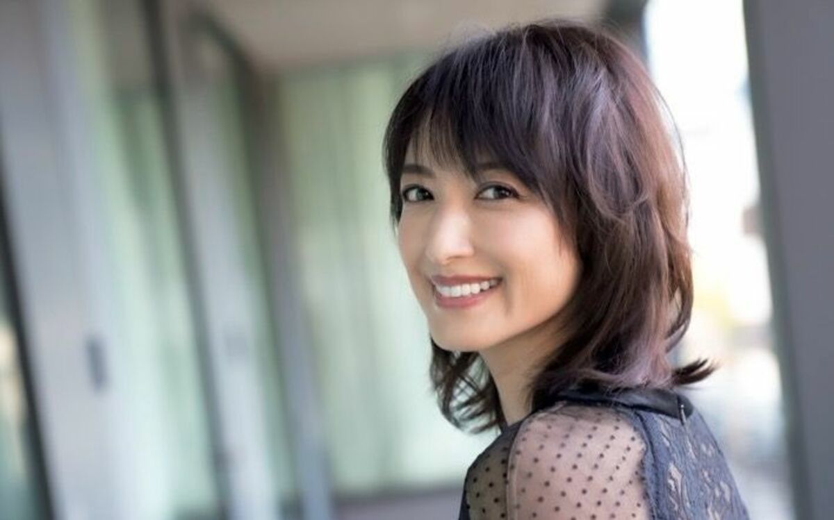 【芸能】奇跡の54歳…望月理恵 “ミニスカすぎる” 純白ウェア姿に「現役女子大生みたい」