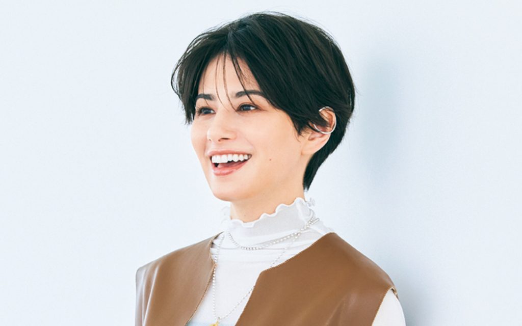 【芸能】ホラン千秋、私服すごっ、紺の膝上１５ｃｍに白ソックス…！