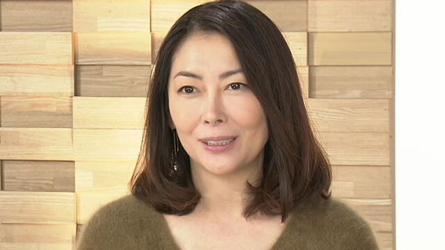 【芸能】５３歳ミポリン、美脚クロスで色気全開！ツルスベ背中もチラリ…