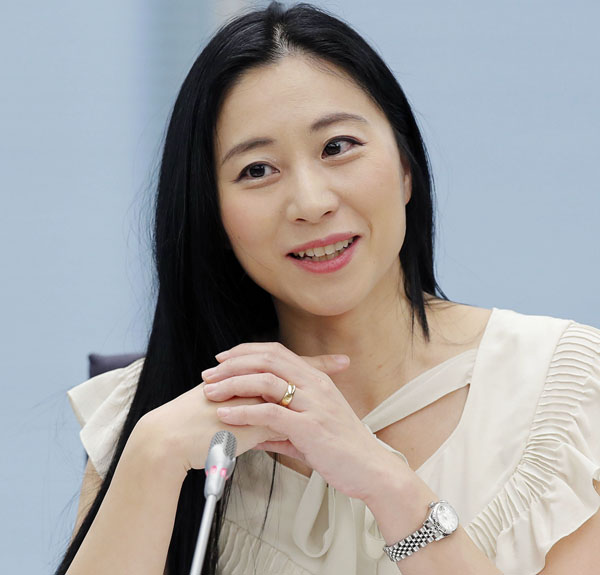 【通常運転】三浦瑠麗氏、長女との食事インスタに　ワインボトル置かれた華やか食卓「豪華」の声！