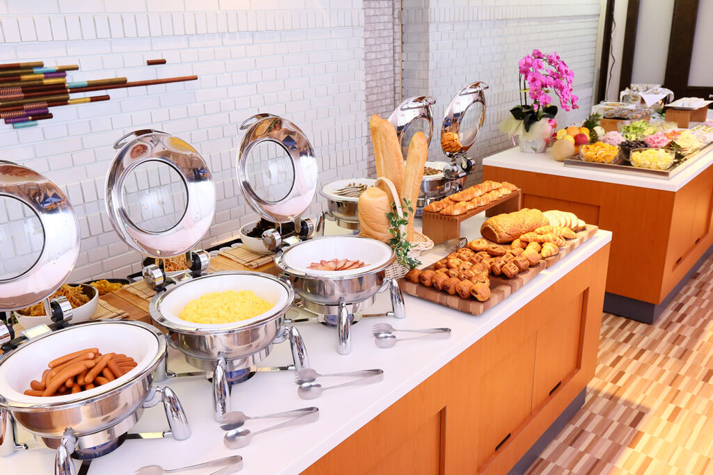 【驚愕】ホテル朝食バイキングでタッパーに詰め出す夫婦に騒然…食べ放題でも“持ち帰り”は違法にあたる？