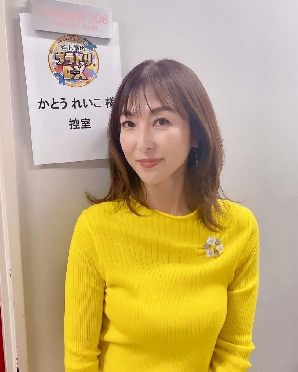 【芸能】56歳・かとうれいこ、27年ぶりの写真集で“谷間チラリ” な表紙「レジェンド」「美しい」