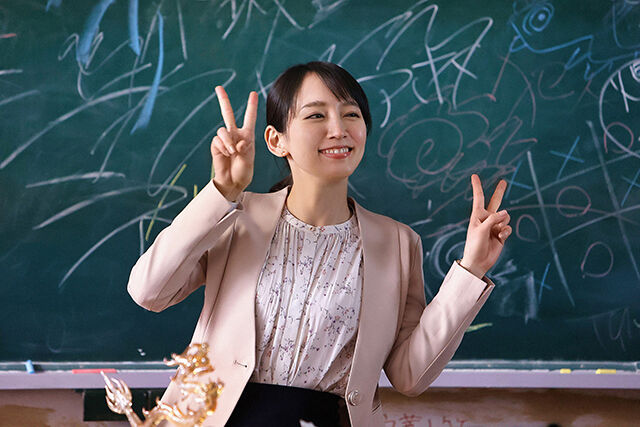 【芸能】吉岡里帆、デコルテあらわな黒ワンピ姿でピザをパクッ！
