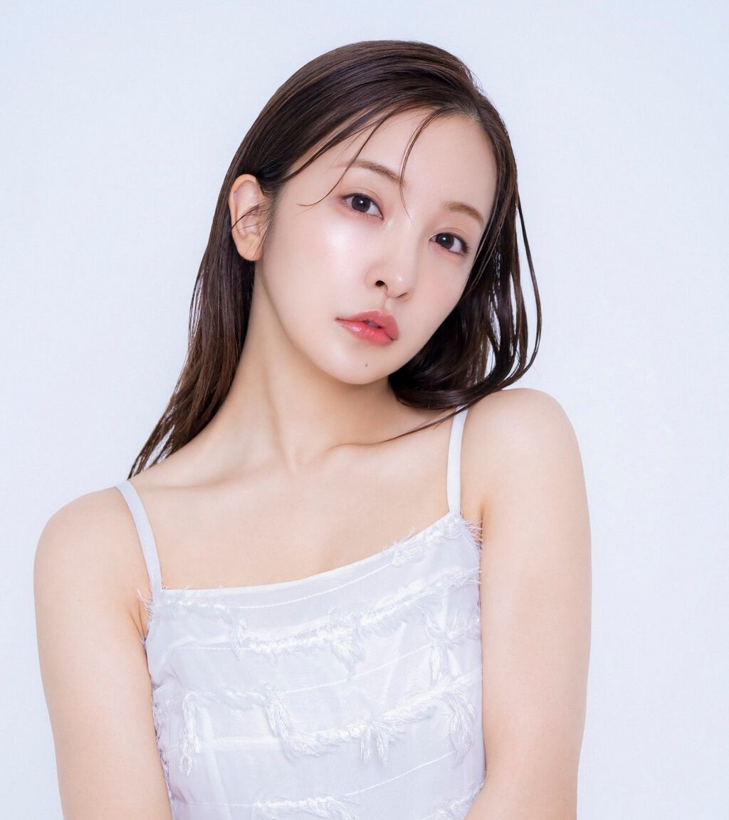 【芸能】板野友美、『車内土禁』660万円超の高級愛車を公開！「ともちん車似合いすぎ ステキな内装」