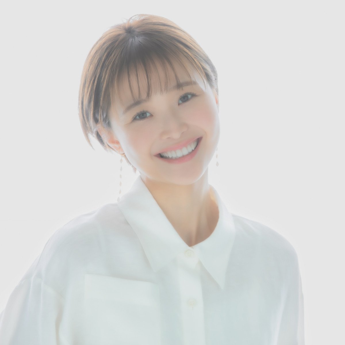 【元フジ】渡邊渚、胸元ざっくりコーデで「イェイイェイイェイ見てね～！」初写真集PR