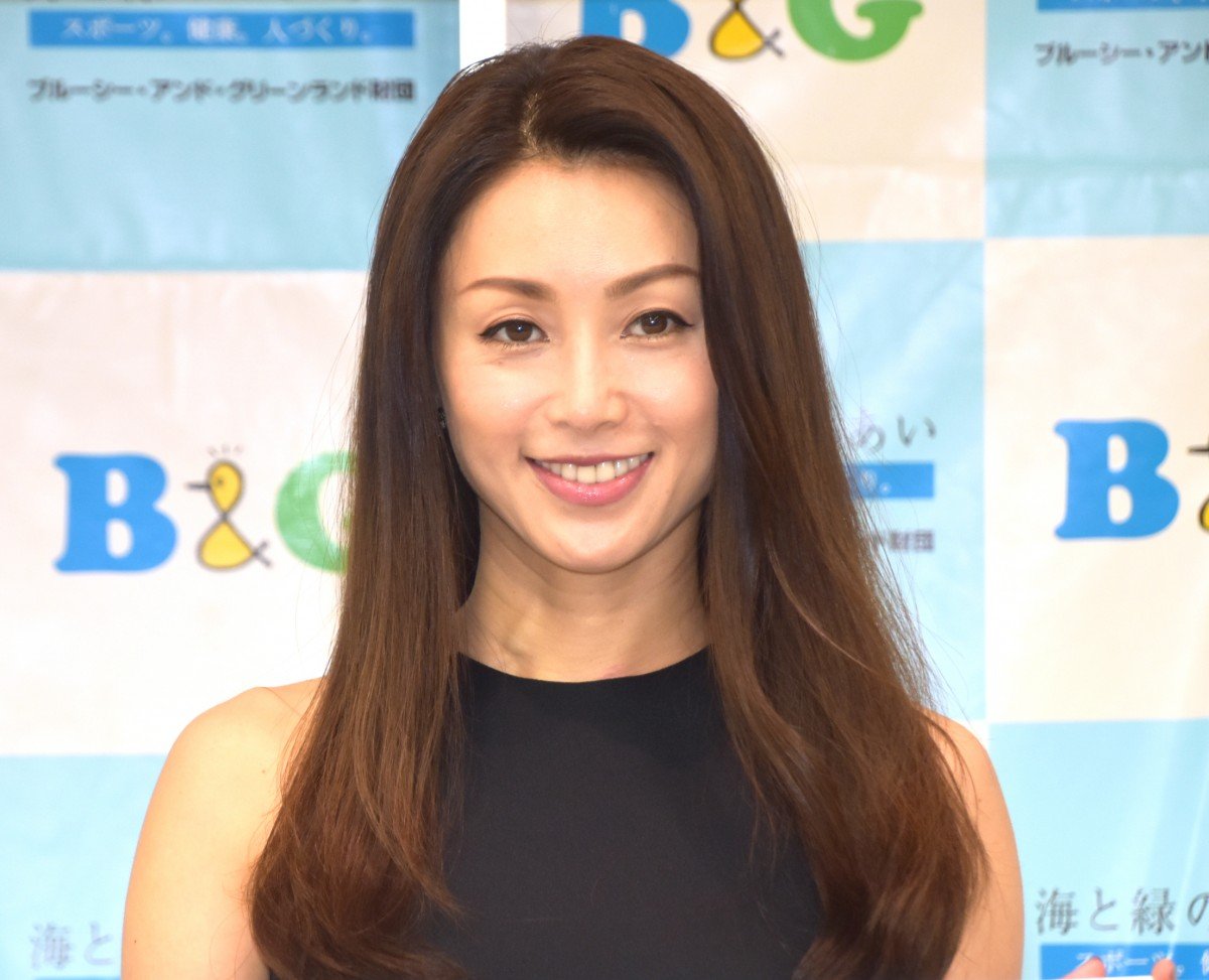 【のりP】酒井法子、腹出しミニスカ網タイツの“激変”ビジュアル披露も「福祉の仕事はどうなった」