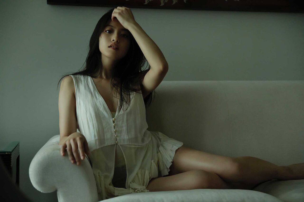 【芸能】今田美桜、ライン浮き出るノースリ＆ミニスカ…ファン「でかい」「おっきい、、最高」