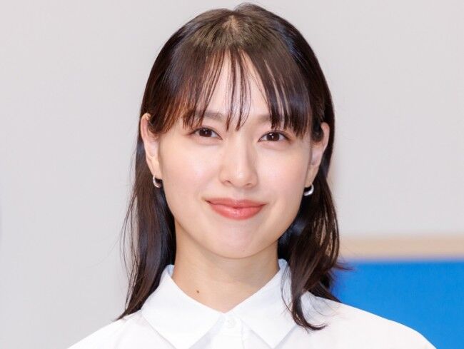 【芸能】女優・戸田恵梨香、大胆スリットから美脚披露「完璧スタイル」