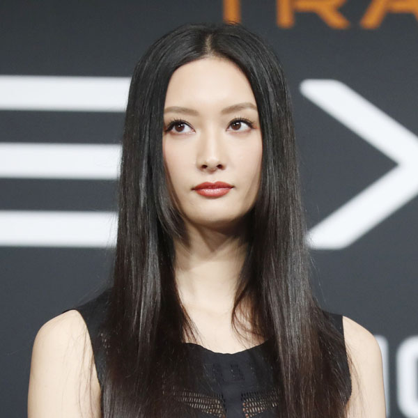【芸能】女優・菜々緒、衝撃の水着姿を披露！ 前はTフロント、後ろはふんどしのビキニ姿「凄い」