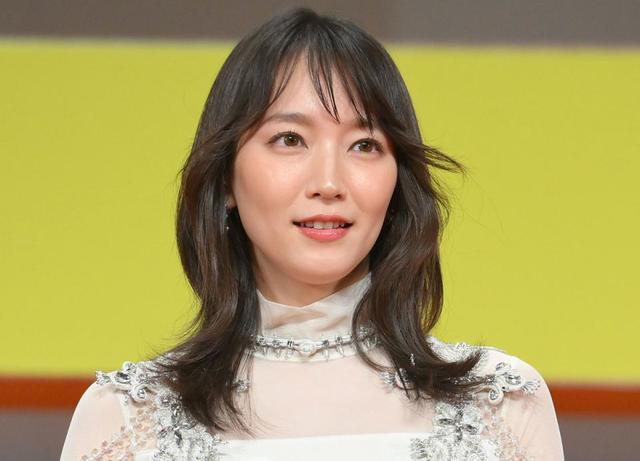 【芸能】３１歳になった吉岡里帆、バースデーケーキを手に満面の笑み！