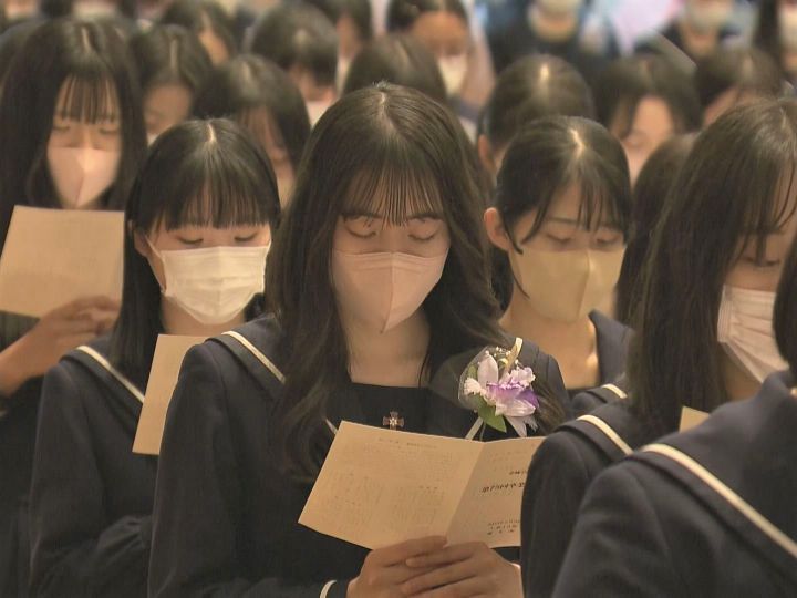 【社会】「こんな顔なんだ…」マスクなし卒業式、クラスの大半初めて見る顔！