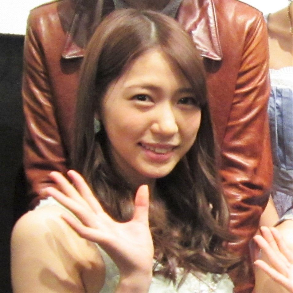 【芸能】AKB48茂木忍、貝殻ビキニ＆美バストのぞかせクールな表情…