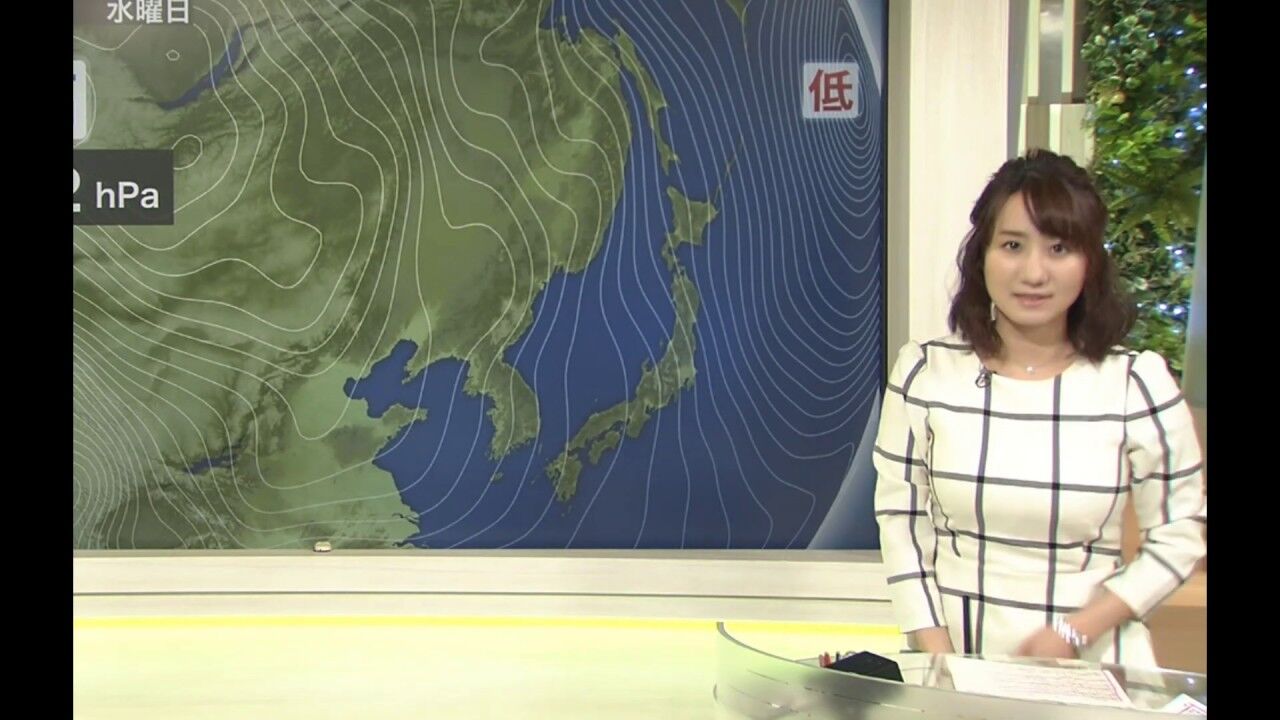 「髪切りました」気象予報士吉井明子さん（45）、ぴったりトップス横向き姿に「まじであざとい」