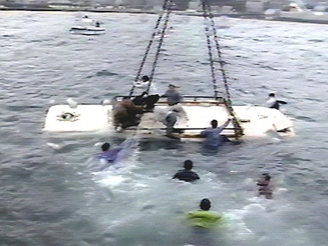 【平成】「ビートたけしのお笑いウルトラクイズ」なぜバスはクレーンで吊り下げられたのか？