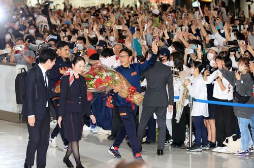 【芸能】「すんげえ可愛い」侍ジャパン出迎えたアイドルが話題沸騰！「美人すぎん？」