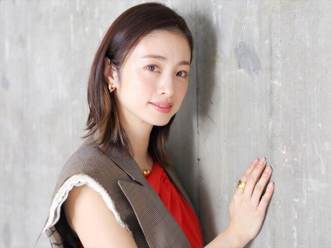【芸能】上戸彩、雑誌表紙の「太眉」メイクに賛否…