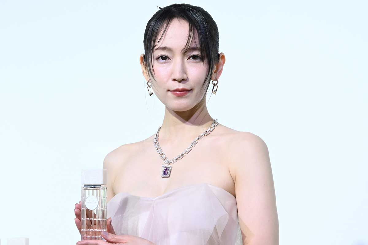 【芸能】吉岡里帆のサイン中の姿にSNSクギ付け 「なんてビジュだ」