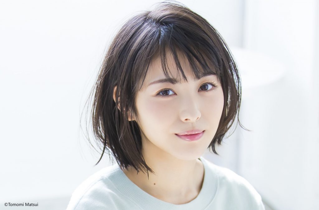 【芸能】女優・浜辺美波、大胆な肌見せコーデに挑戦！　ミニスカワンピで美脚、美背中を披露！