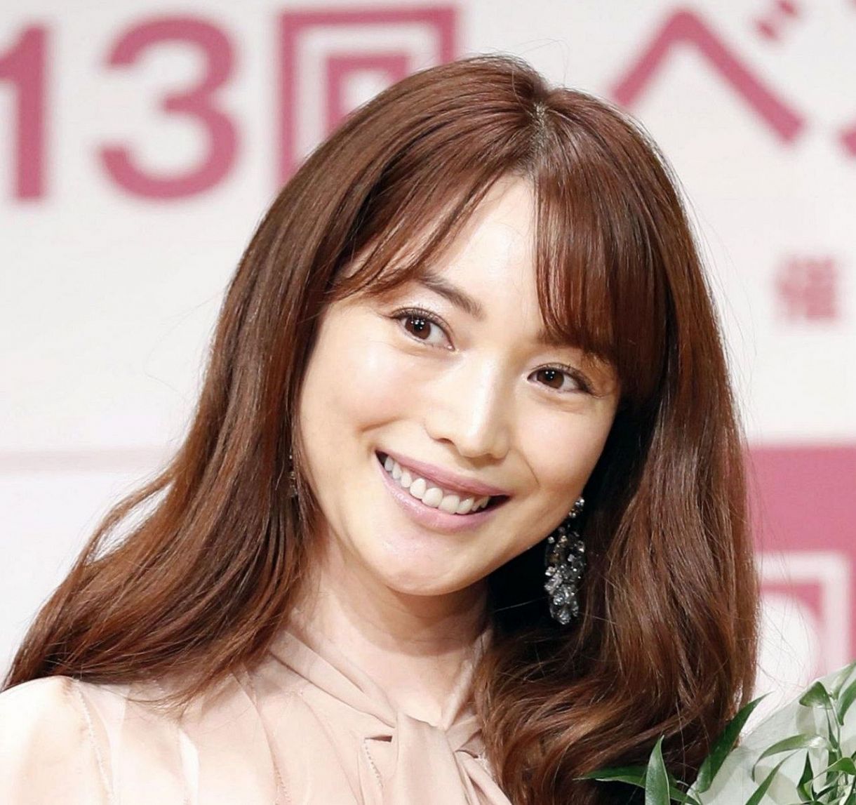 【芸能】蛯原友里がセクシー水着で美脚披露！